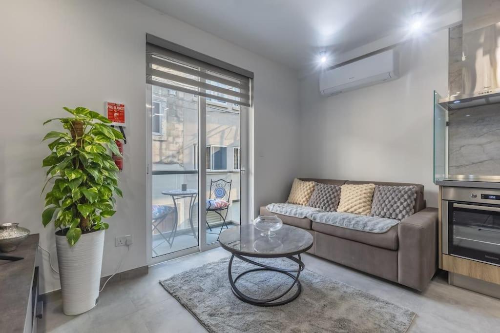 Nocturnal Elegance Apartment By Solea Sliema Esterno foto